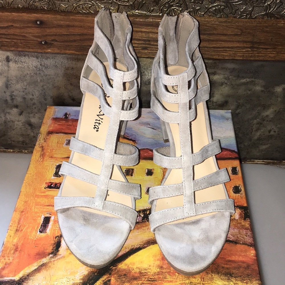 Bella Vita Leah Suede Sandal in Stone in Size 7